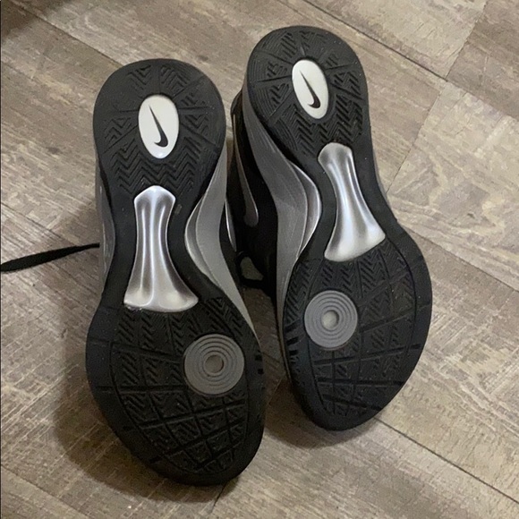 Size 8 Nike volleyball shoes! - Picture 4 of 8